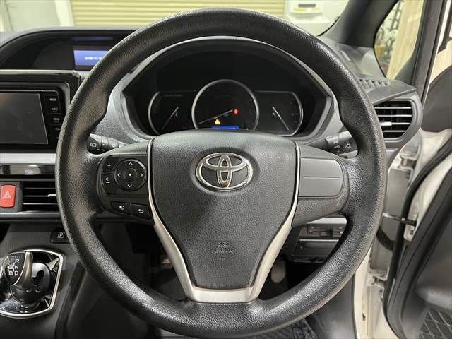 TOYOTA NOAH HYBRID 2016