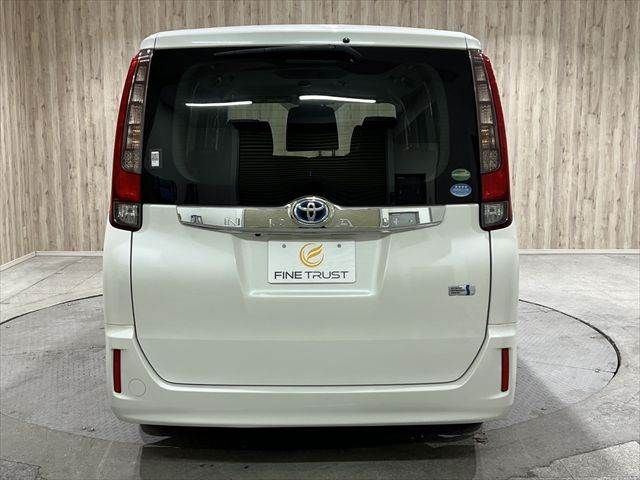 TOYOTA NOAH HYBRID 2016