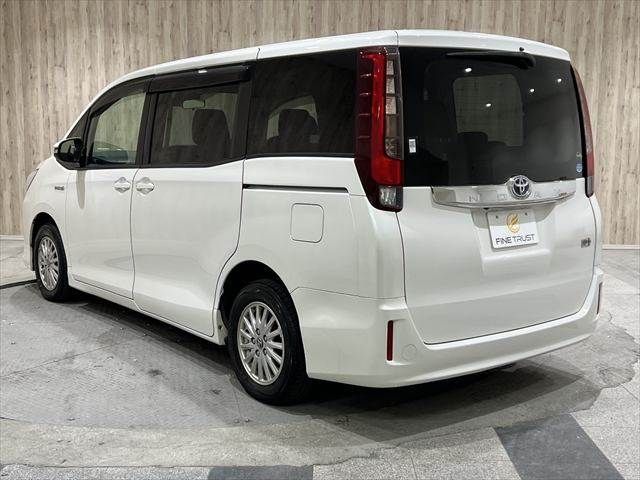TOYOTA NOAH HYBRID 2016