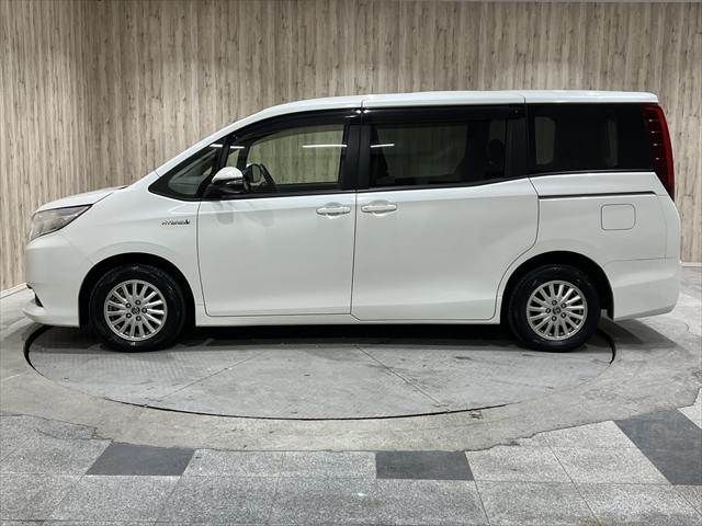 TOYOTA NOAH HYBRID 2016