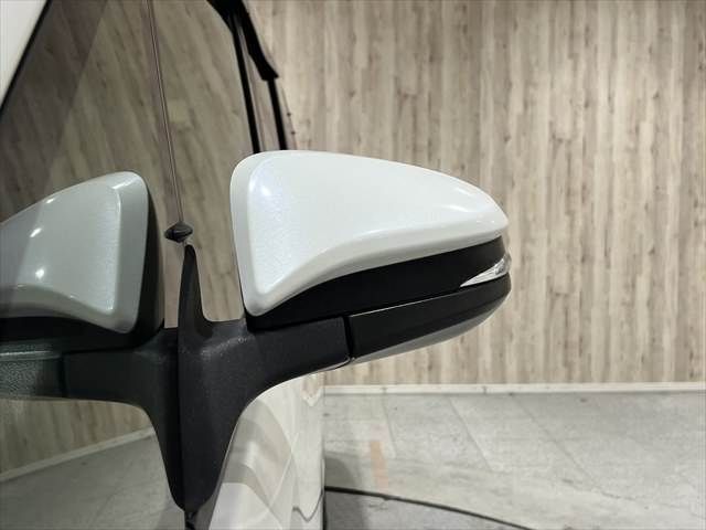 TOYOTA NOAH HYBRID 2016