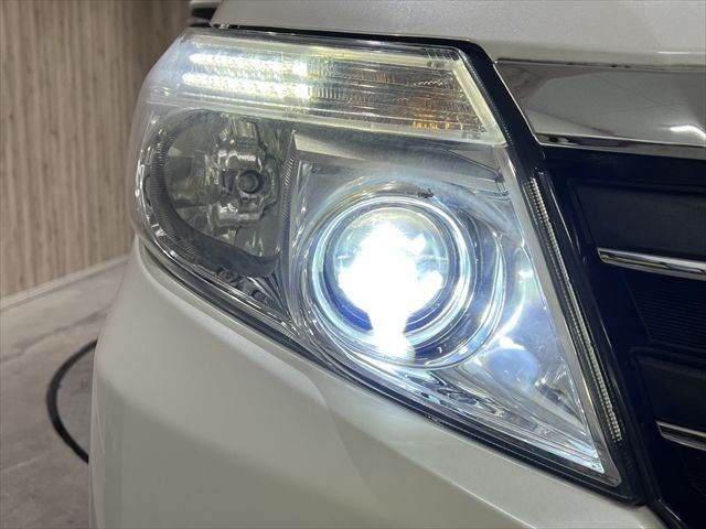 TOYOTA NOAH HYBRID 2016