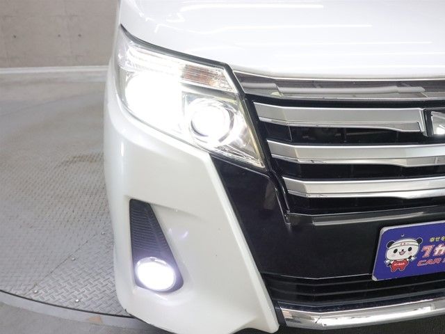TOYOTA NOAH 2014
