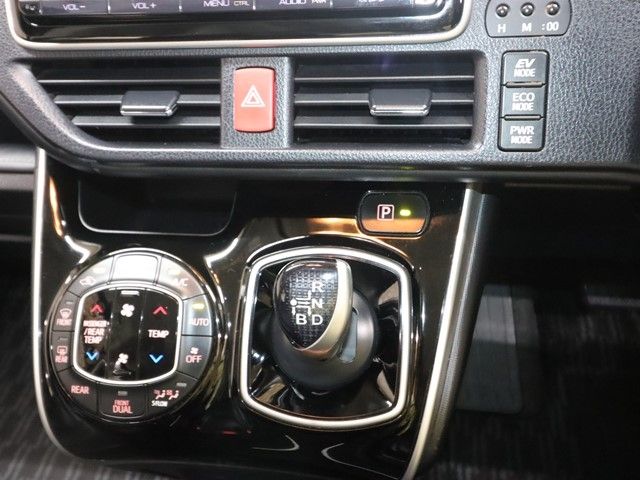 TOYOTA ESQUIRE HYBRID 2014