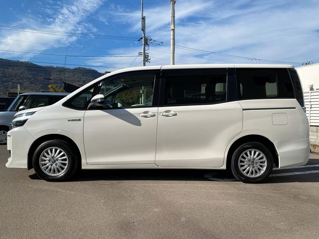 TOYOTA VOXY HYBRID 2014