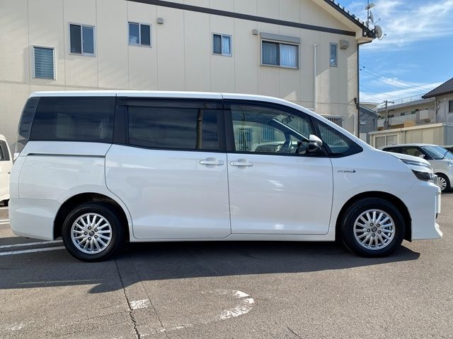 TOYOTA VOXY HYBRID 2014