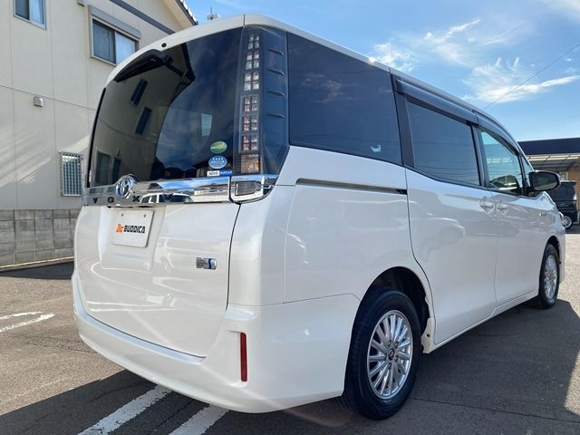 TOYOTA VOXY HYBRID 2014