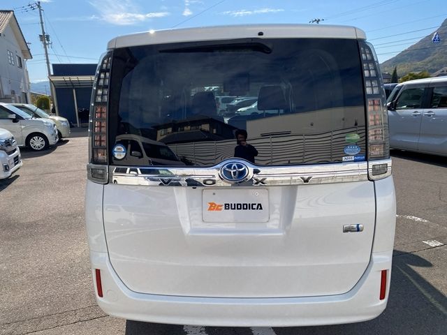 TOYOTA VOXY HYBRID 2014