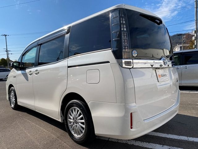 TOYOTA VOXY HYBRID 2014