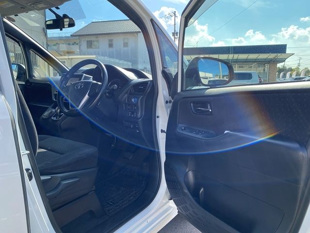 TOYOTA VOXY HYBRID 2014