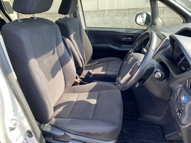 TOYOTA VOXY HYBRID 2014