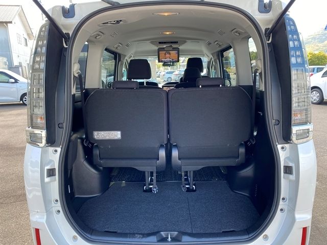 TOYOTA VOXY HYBRID 2014