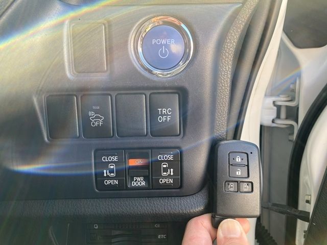 TOYOTA VOXY HYBRID 2014