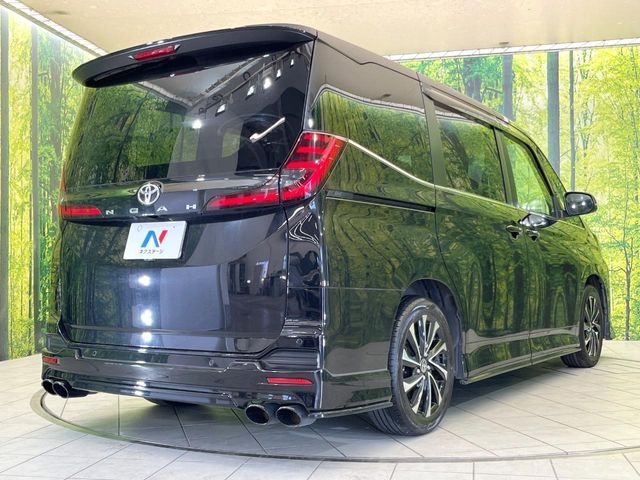 TOYOTA NOAH 2022