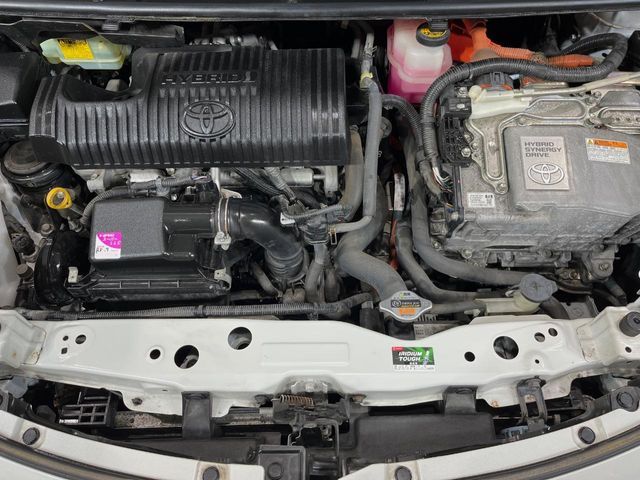 TOYOTA SIENTA HYBRID 2015