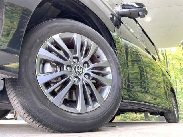 TOYOTA VOXY HYBRID 2022