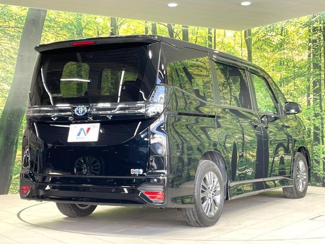 TOYOTA VOXY HYBRID 2022