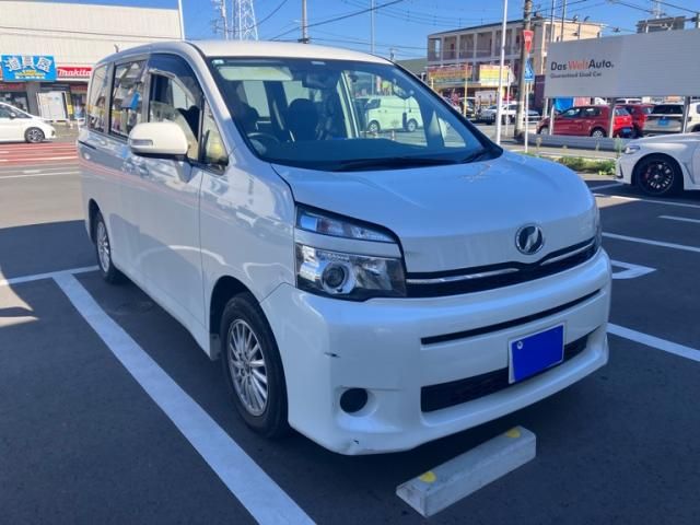 TOYOTA VOXY 2013