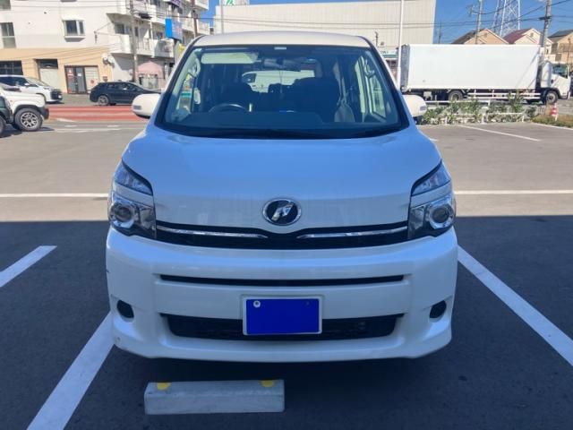 TOYOTA VOXY 2013