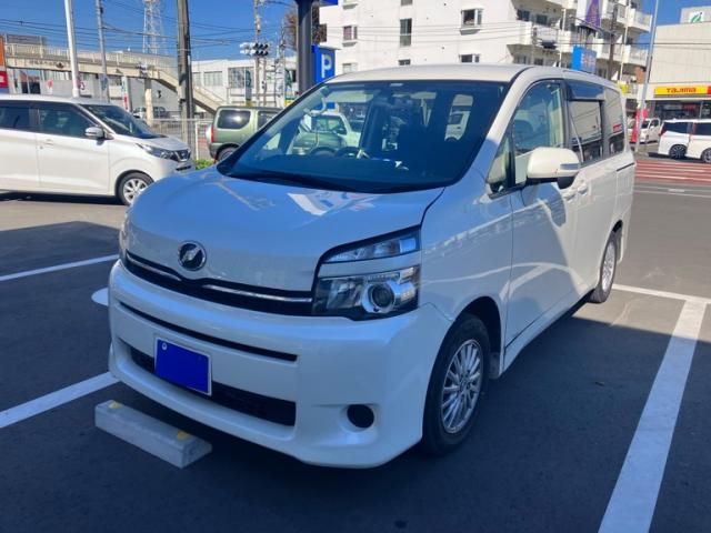 TOYOTA VOXY 2013