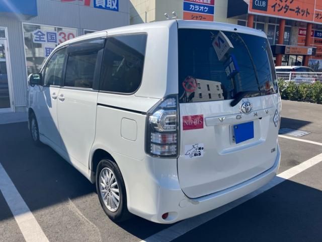 TOYOTA VOXY 2013