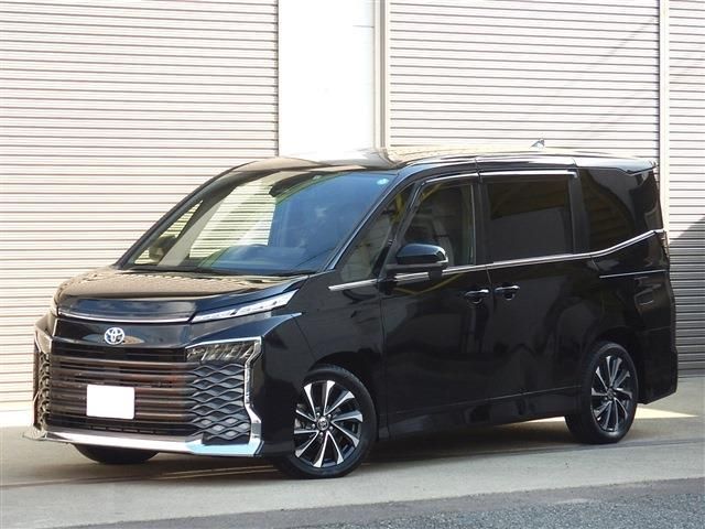 TOYOTA VOXY HYBRID 2022