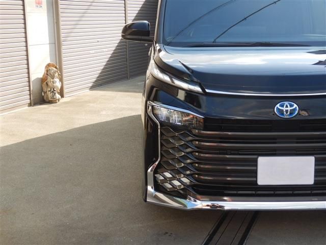 TOYOTA VOXY HYBRID 2022