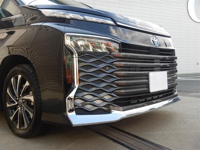 TOYOTA VOXY HYBRID 2022