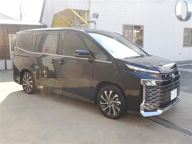TOYOTA VOXY HYBRID 2022