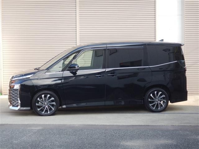 TOYOTA VOXY HYBRID 2022