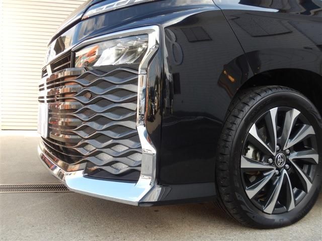 TOYOTA VOXY HYBRID 2022