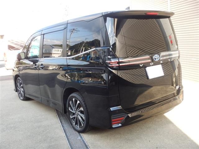 TOYOTA VOXY HYBRID 2022