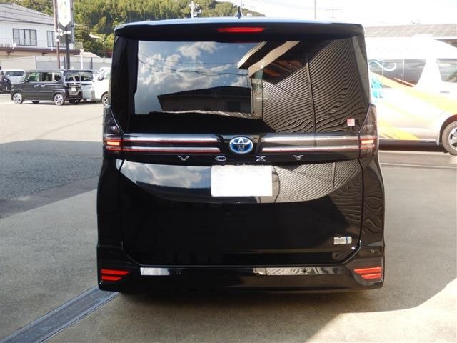 TOYOTA VOXY HYBRID 2022