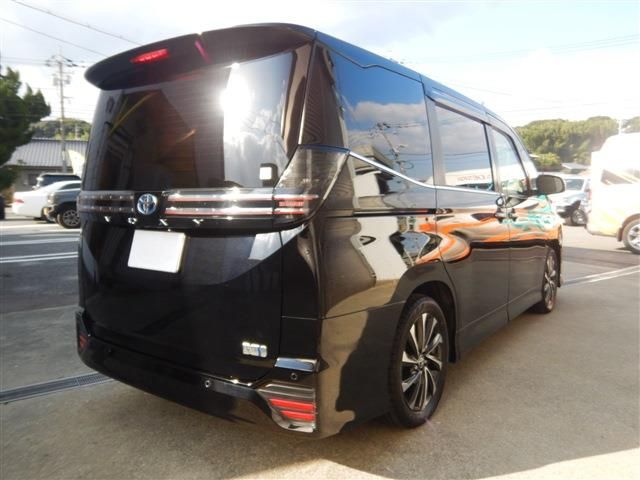 TOYOTA VOXY HYBRID 2022