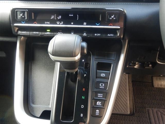 TOYOTA VOXY HYBRID 2022