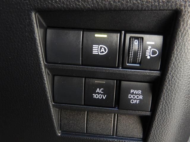 TOYOTA VOXY HYBRID 2022