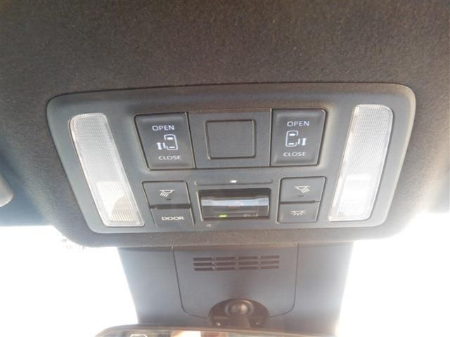 TOYOTA VOXY HYBRID 2022