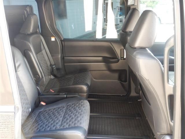 TOYOTA VOXY HYBRID 2022