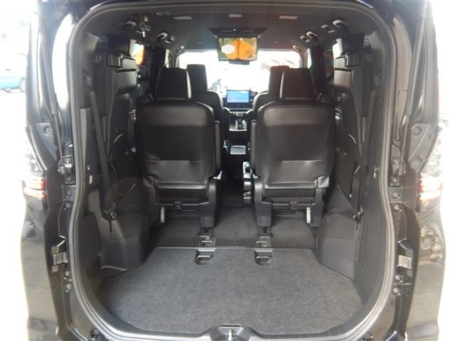 TOYOTA VOXY HYBRID 2022