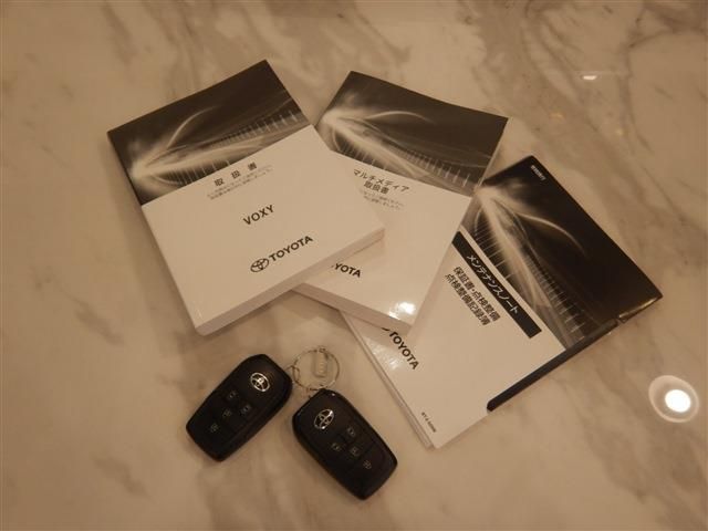 TOYOTA VOXY HYBRID 2022