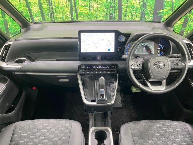 TOYOTA VOXY HYBRID 2022