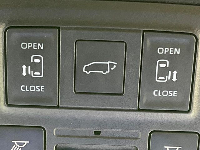 TOYOTA VOXY HYBRID 2022