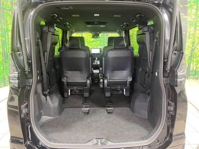 TOYOTA VOXY HYBRID 2022