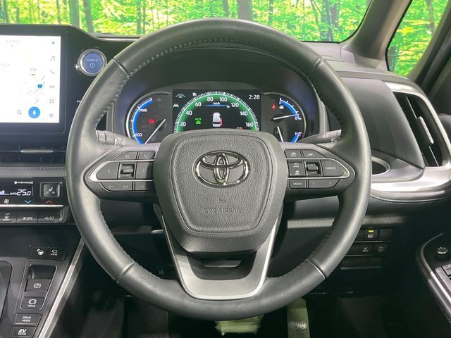 TOYOTA VOXY HYBRID 2022