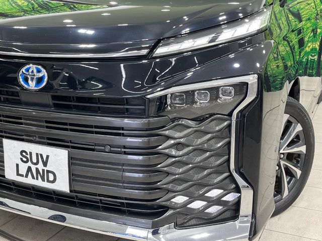 TOYOTA VOXY HYBRID 2022