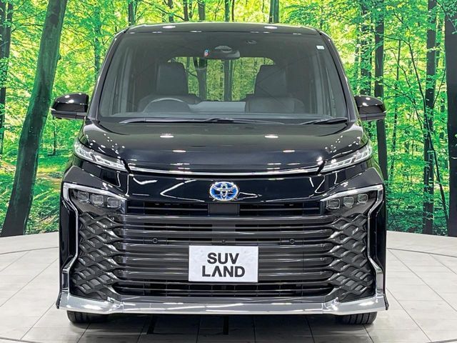 TOYOTA VOXY HYBRID 2022