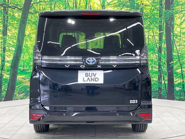 TOYOTA VOXY HYBRID 2022