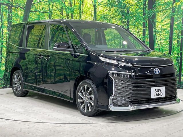 TOYOTA VOXY HYBRID 2022