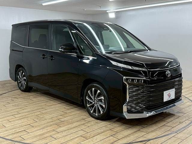 TOYOTA VOXY 2023