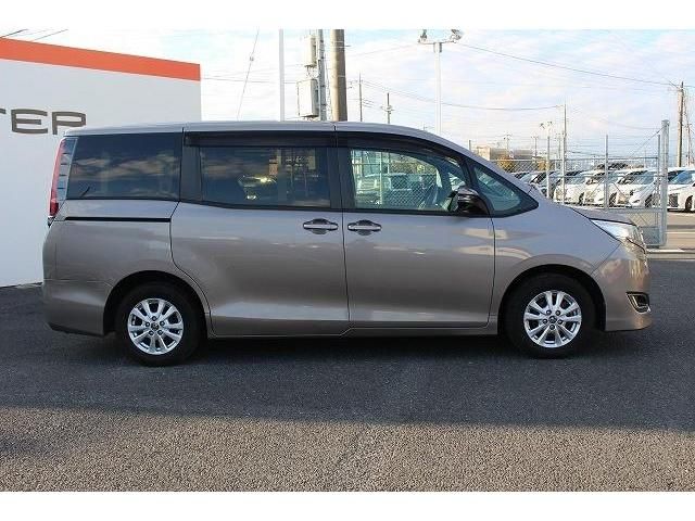 TOYOTA NOAH 2017